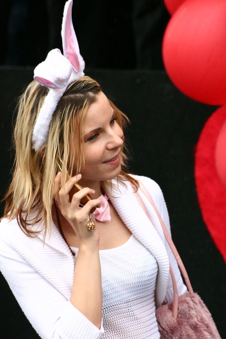 16P Candid shots of clothed teen girls doing their thing out in public