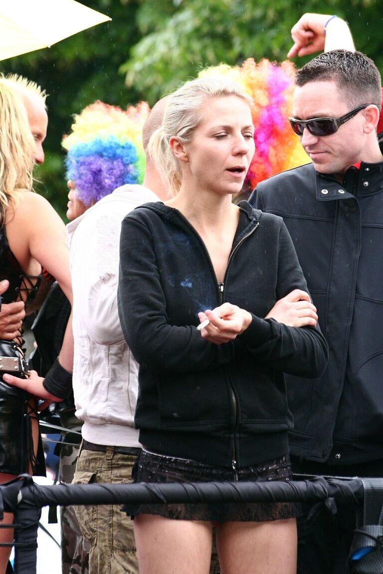 16P Candid shots of clothed teen girls doing their thing out in public
