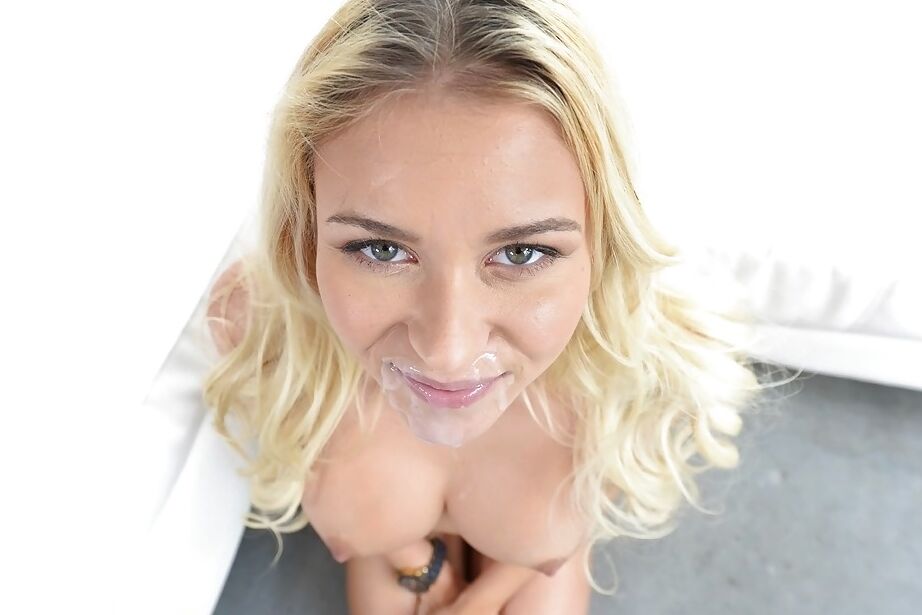 16P A adolescente loira Marsha May dando um boquete no saco de bola do pau longo