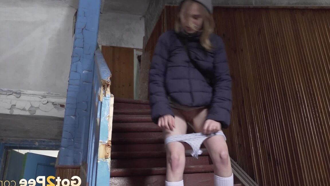 15P Dulce morena se agacha en las escaleras para mear dentro