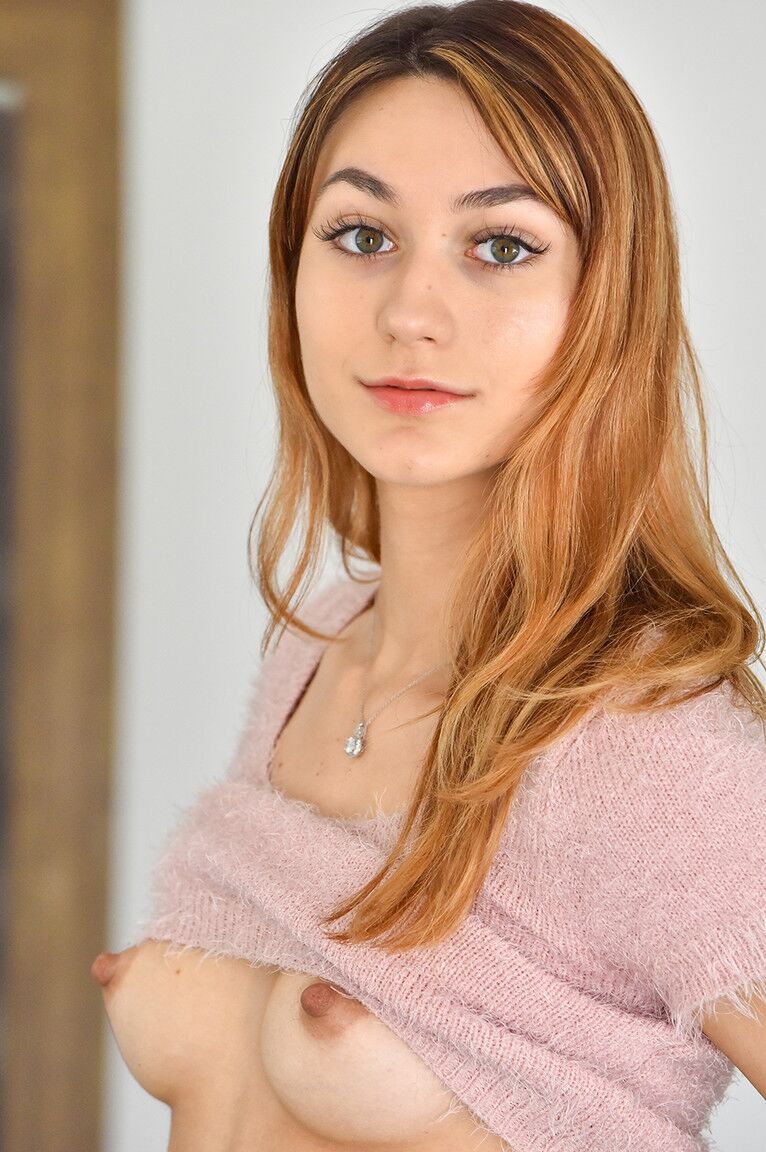 21P Sweetie Hana が自宅でヌードになる前に公共の場でおっぱいを露出