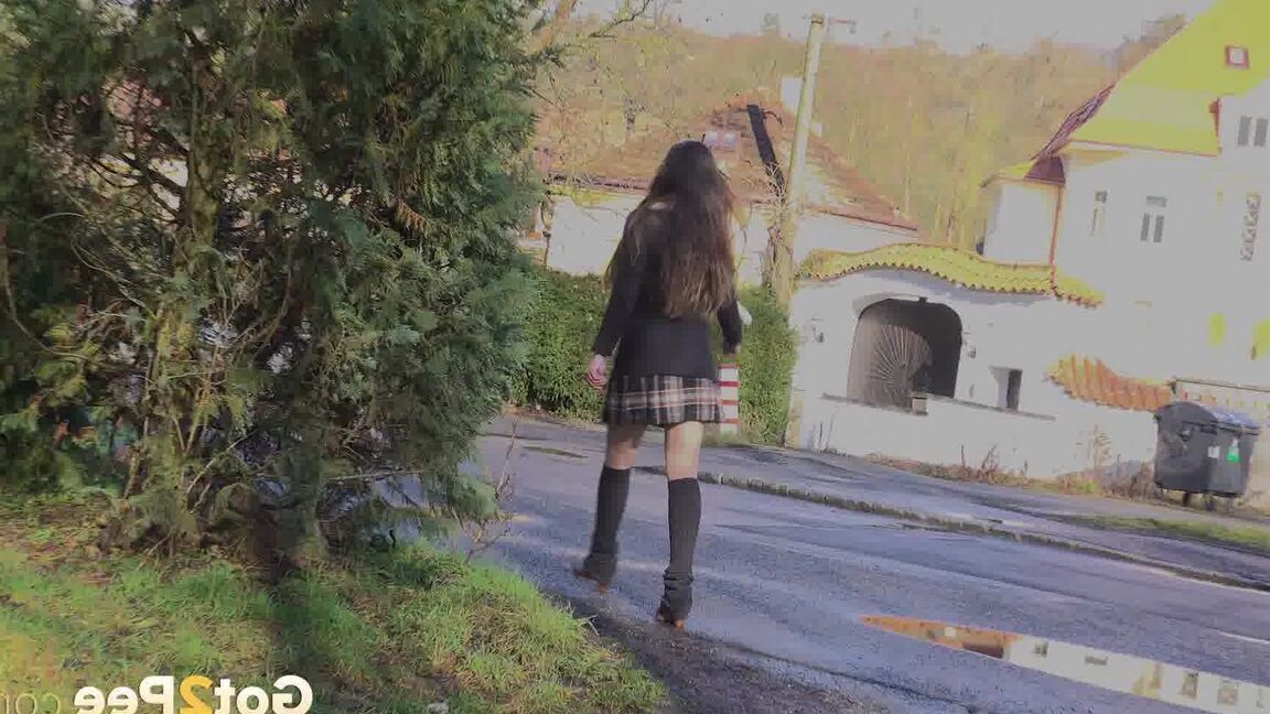 15P La jolie brune Valentina Ross pisse debout