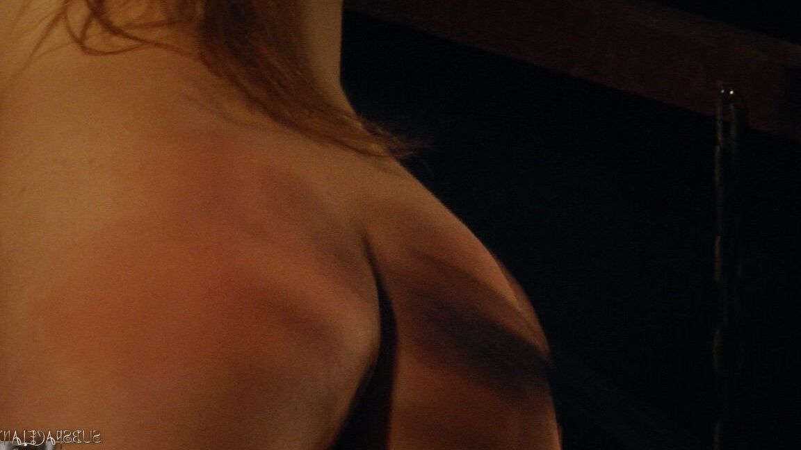 21P A menina pequena Taissia é fodida com o rosto em posição invertida por seu manipulador de BDSM