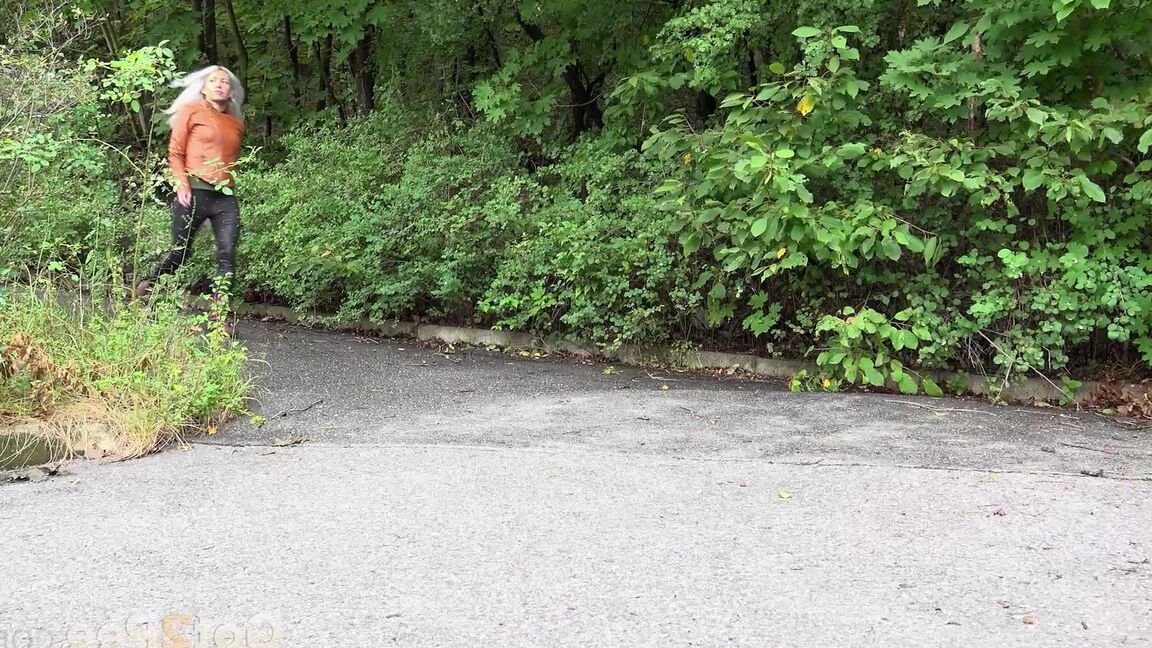 15P 田舎の舗装道路で小便をするためにしゃがむプラチナブロンド