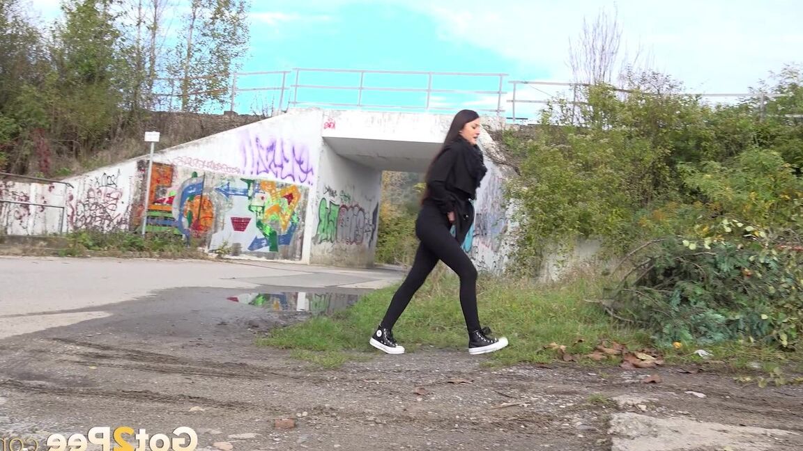 15P La brune Katy s'accroupit et fait pipi en banlieue