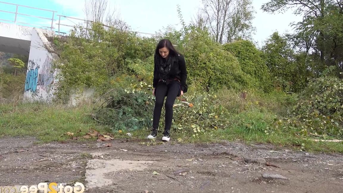 15P La brune Katy s'accroupit et fait pipi en banlieue