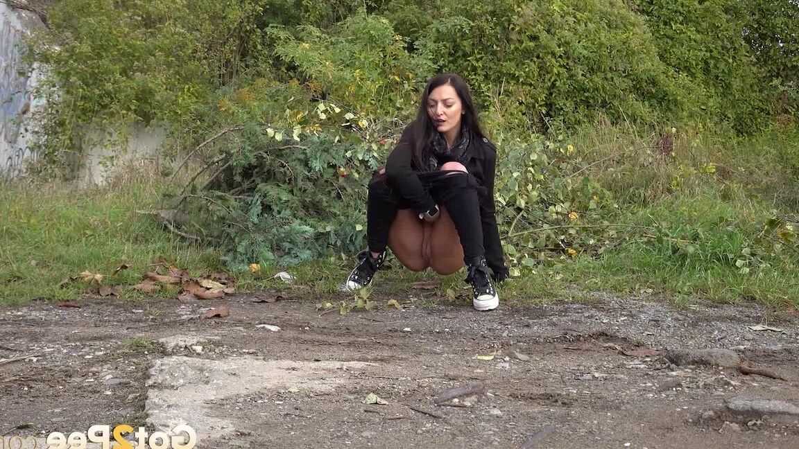 15P La brune Katy s'accroupit et fait pipi en banlieue