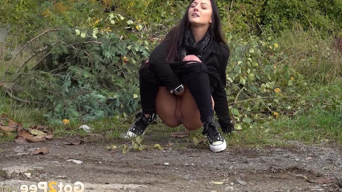 15P La brune Katy s'accroupit et fait pipi en banlieue