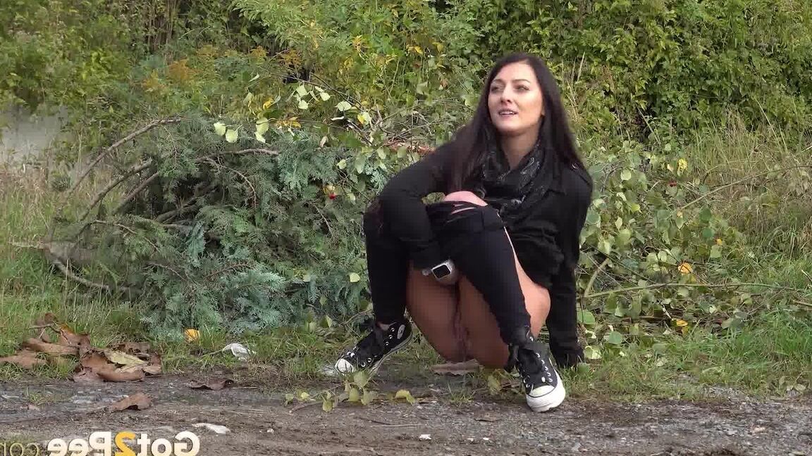 15P La brune Katy s'accroupit et fait pipi en banlieue