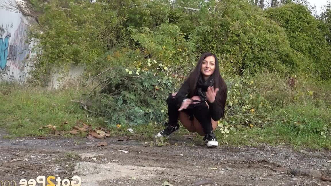 15P La brune Katy s'accroupit et fait pipi en banlieue