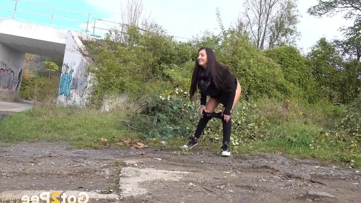 15P La brune Katy s'accroupit et fait pipi en banlieue