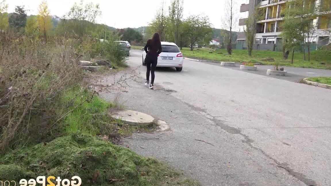 15P La brune Katy s'accroupit et fait pipi en banlieue