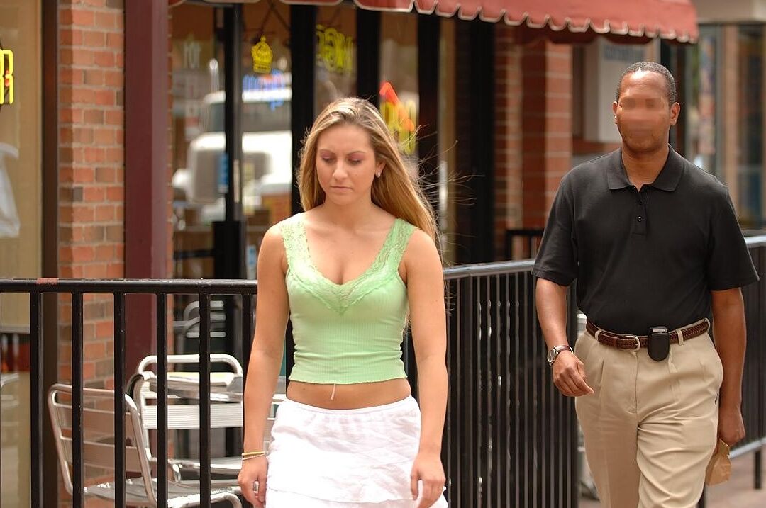 21P La sexy Viktoria muestra su culo y sus tetas falsas