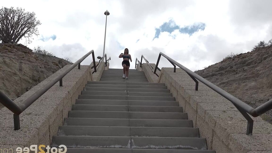 Die 15P-Brünette Dulce Katy pisst auf einer öffentlichen Treppe