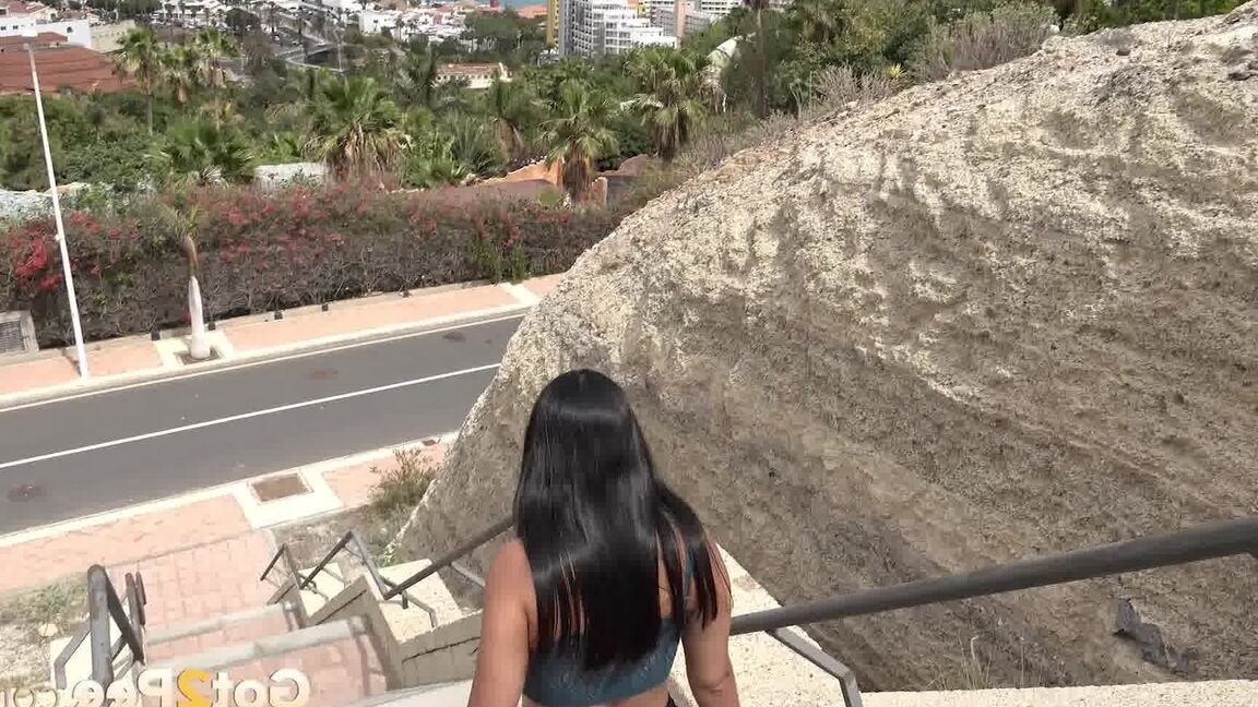 Die 15P-Brünette Dulce Katy pisst auf einer öffentlichen Treppe