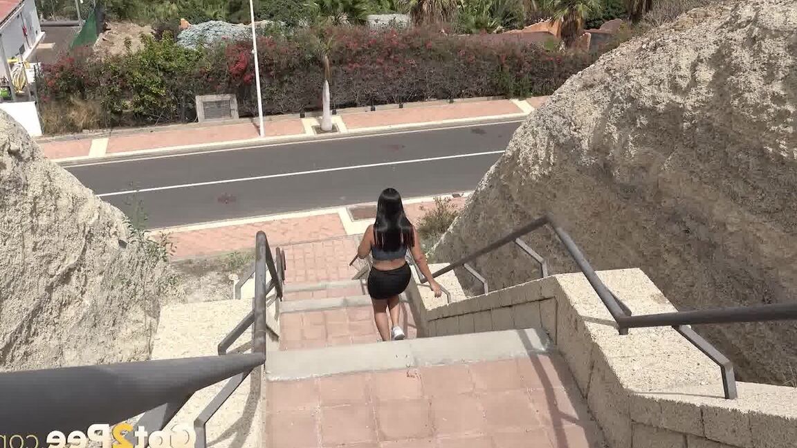 Die 15P-Brünette Dulce Katy pisst auf einer öffentlichen Treppe