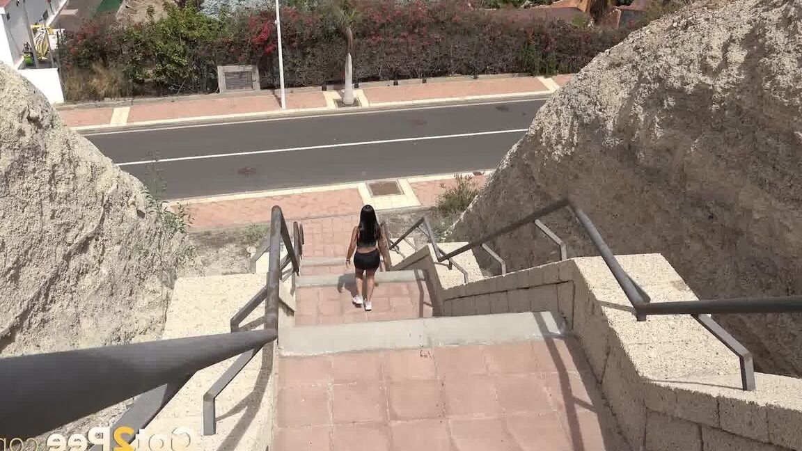 Die 15P-Brünette Dulce Katy pisst auf einer öffentlichen Treppe
