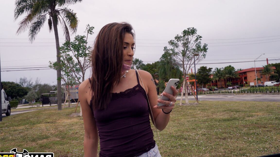 21P Latina morena cachonda Sommer Love desnuda su gran culo para tener sexo caliente en una furgoneta