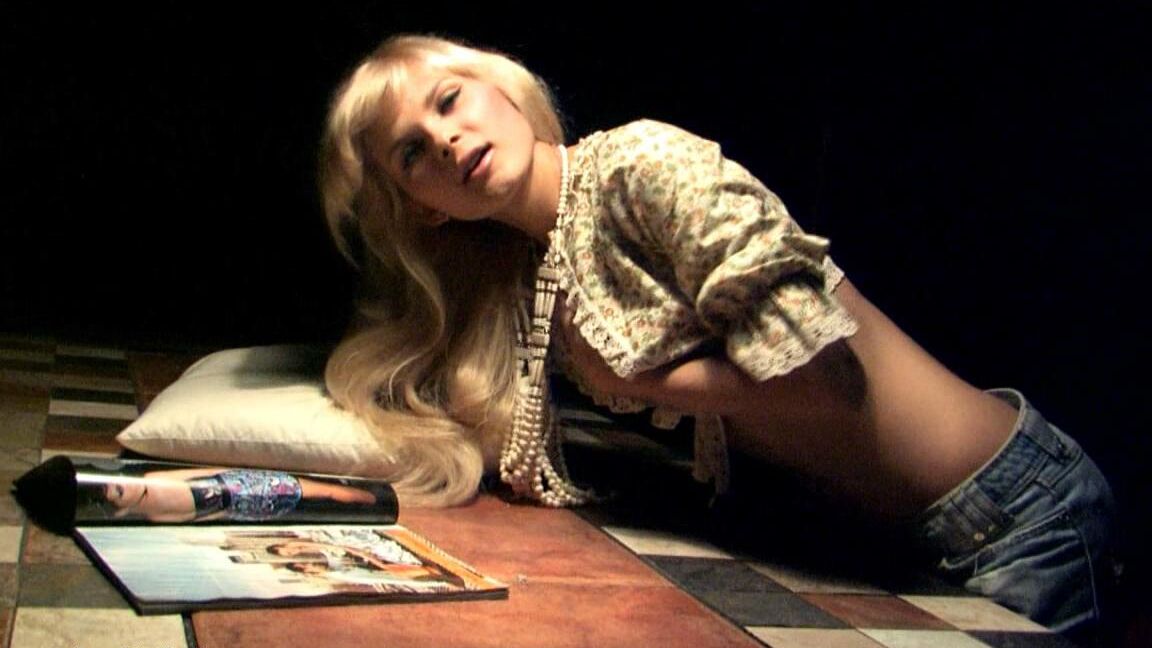21P La joven rubia Katie jugando con su coño caliente en medias por la noche