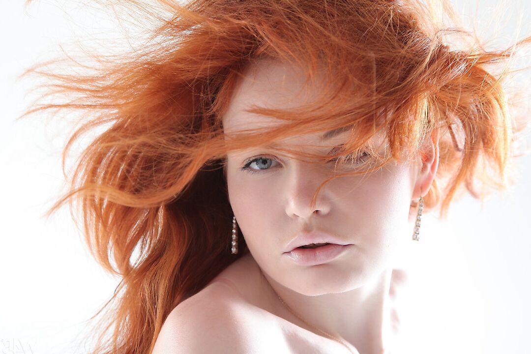 16P A adolescente ruiva pálida Barbara Babeurre tira o vestido branco para modelar nua