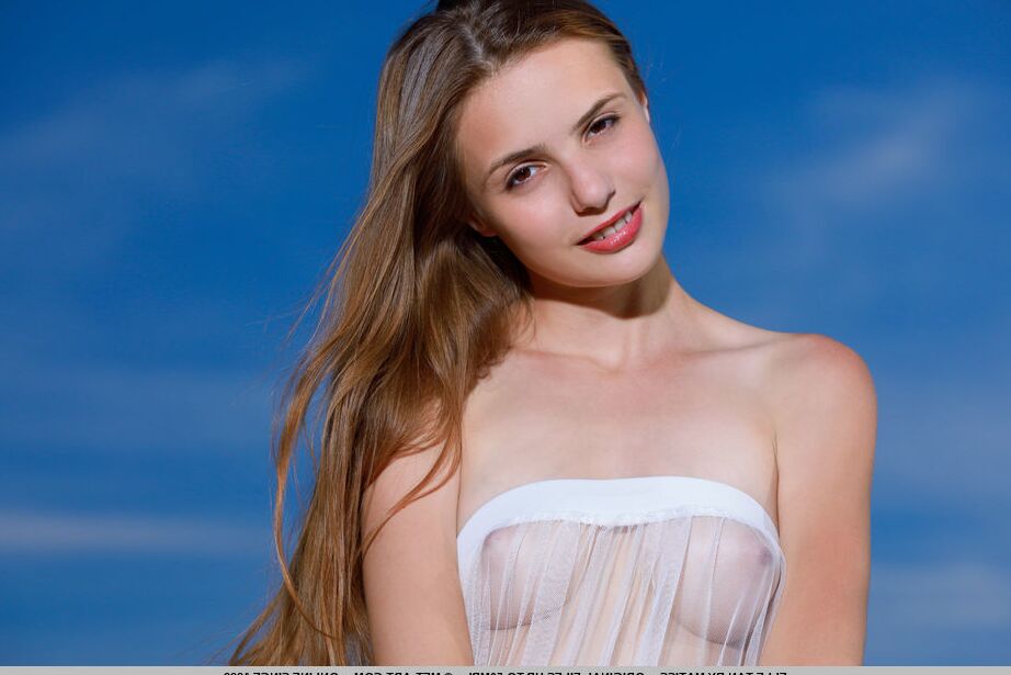 Die 18P schöne Teenagerin Elle Tan legt ihre durchsichtige Kleidung ab und posiert auf einem Hügel für tolle Nacktposen