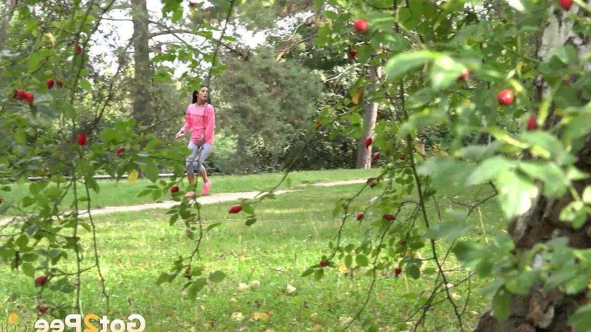 15Pジョガーのレクシー・ドナは朝のランニング中に我慢できず、公園でおしっこをしなければなりません