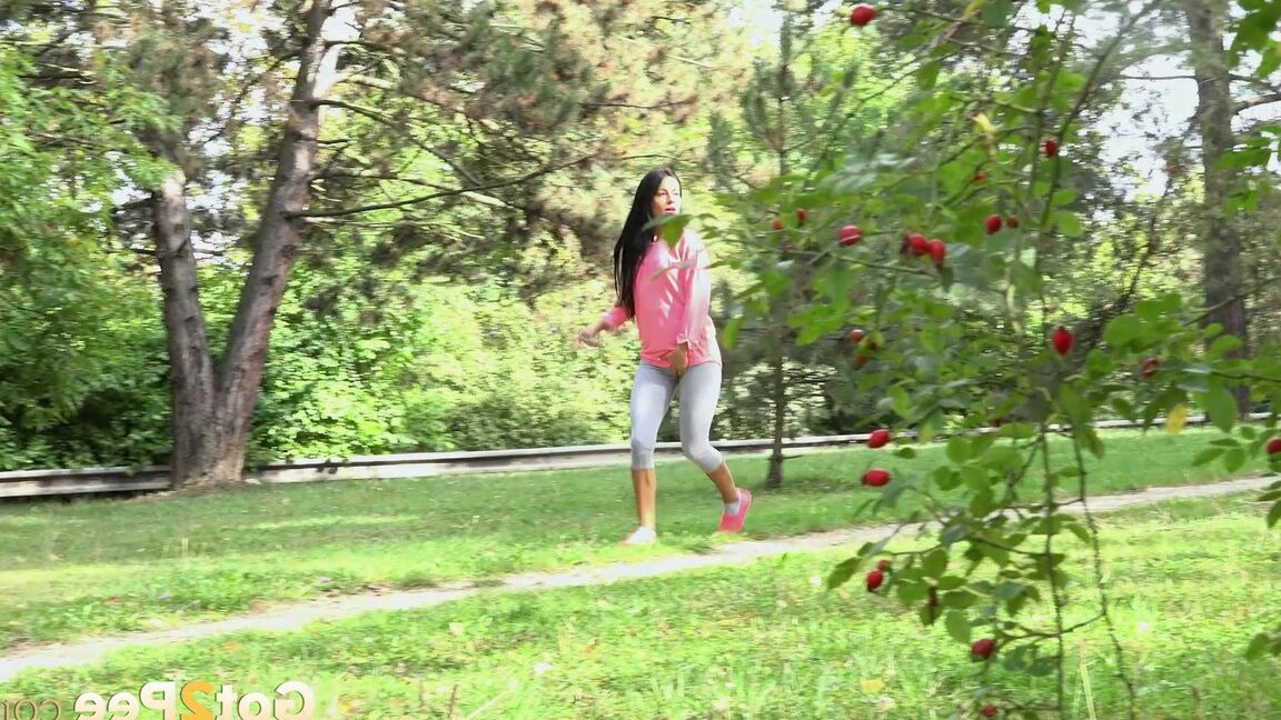15Pジョガーのレクシー・ドナは朝のランニング中に我慢できず、公園でおしっこをしなければなりません