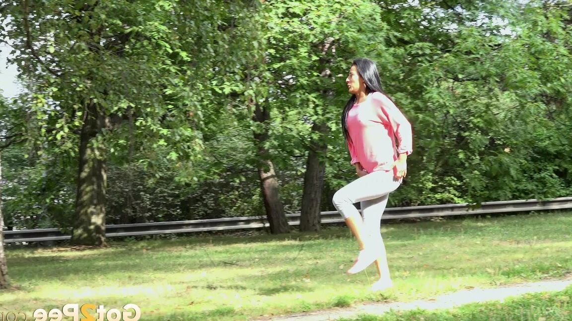 15Pジョガーのレクシー・ドナは朝のランニング中に我慢できず、公園でおしっこをしなければなりません