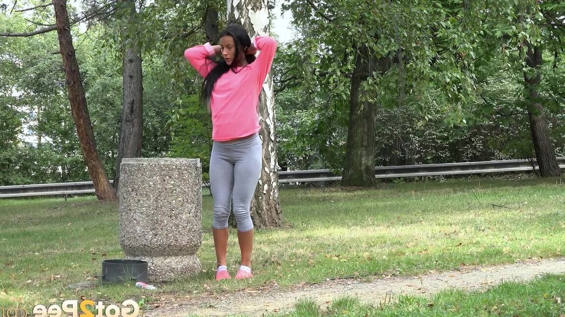 15Pジョガーのレクシー・ドナは朝のランニング中に我慢できず、公園でおしっこをしなければなりません