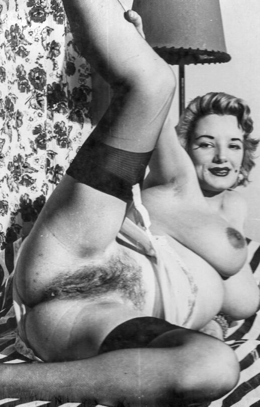 12P 毛むくじゃらのマンコを誇示するために広がる巨乳モデルのビンテージ写真