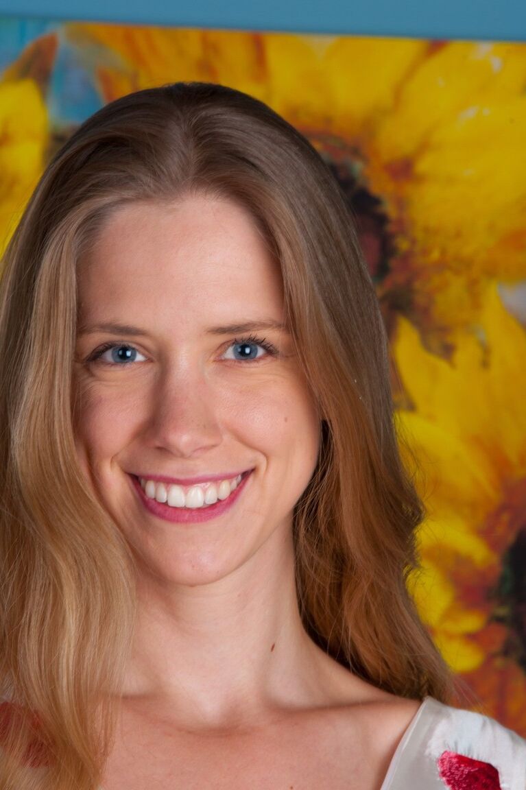 16P Smiley mit blauen Augen zeigt April ihre haarige Muschi und breitet sich nackt auf ihrem Bett aus