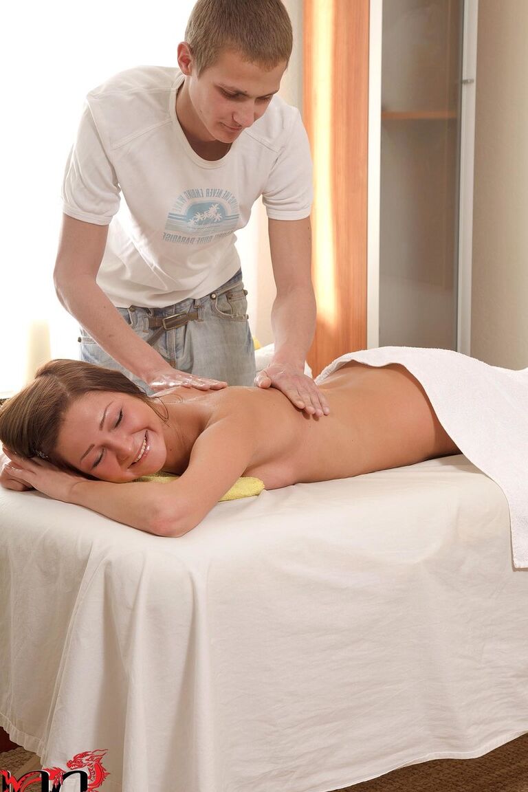 21P Lena E, une jeune européenne timide, se déshabille dans la salle de massage et se fait baiser par son masseur.