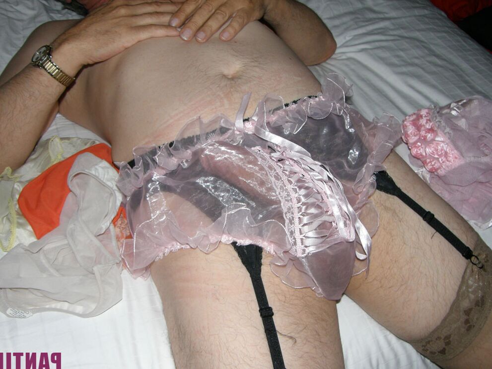 15P Bragas sexys con volantes cubren la polla de esta mariquita mientras se masturba duro