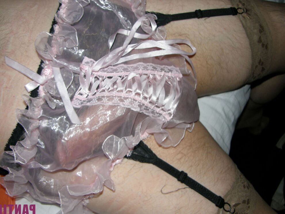 15P Bragas sexys con volantes cubren la polla de esta mariquita mientras se masturba duro