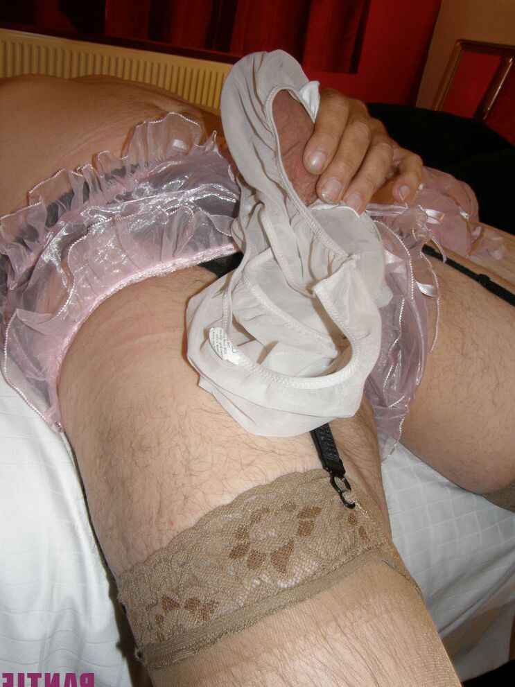 15P Bragas sexys con volantes cubren la polla de esta mariquita mientras se masturba duro