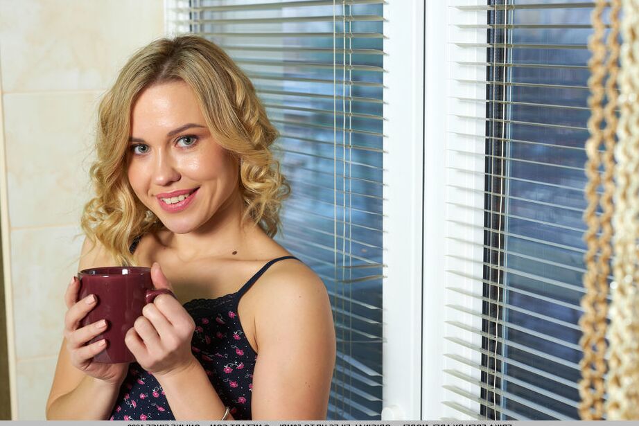18P Erika Eden zieht ihr passendes geblümtes Tanktop und Höschen aus und zeigt sie