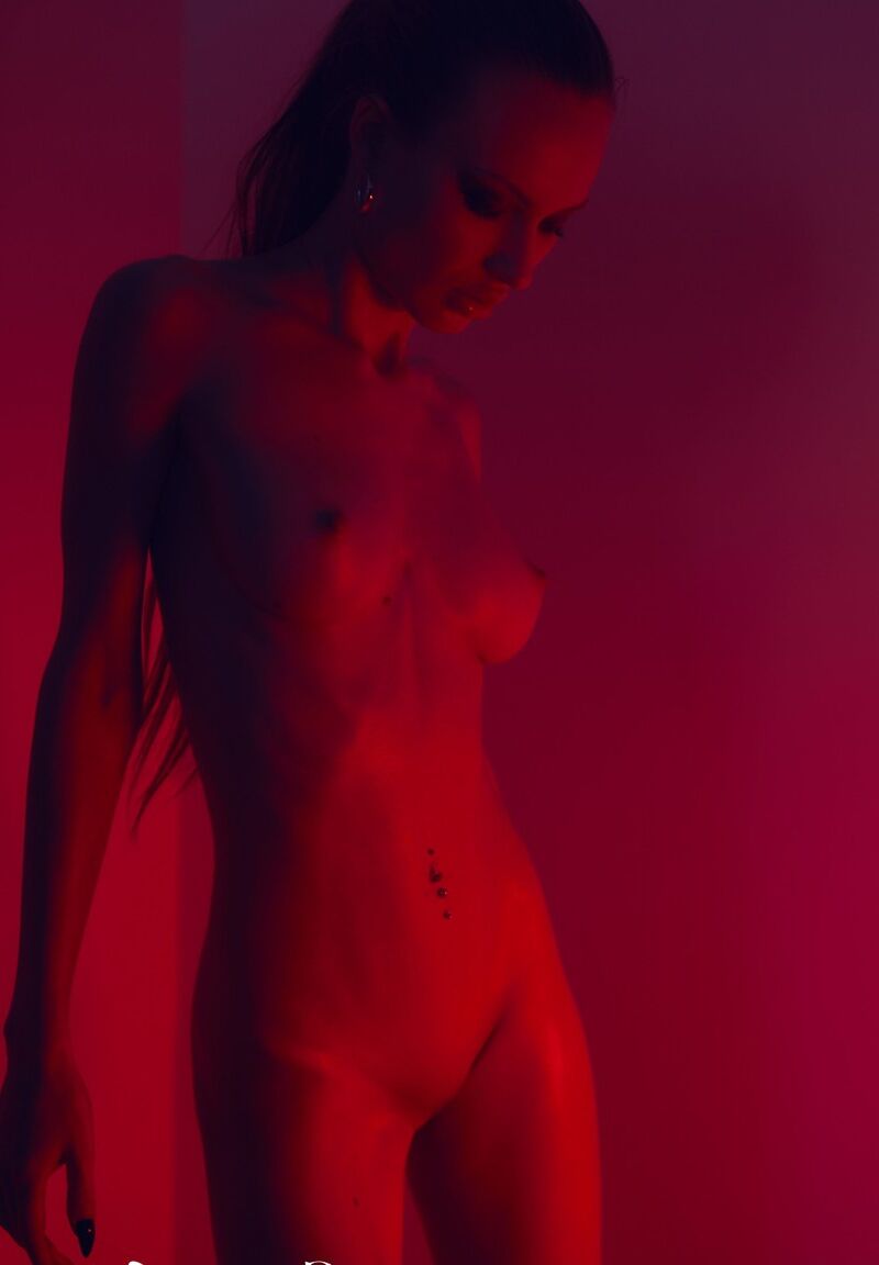 21P A loira Jolie Webb tira sua lingerie preta para mostrar seu corpo esbelto nu