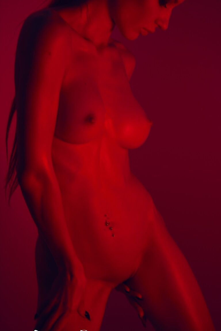 21P A loira Jolie Webb tira sua lingerie preta para mostrar seu corpo esbelto nu