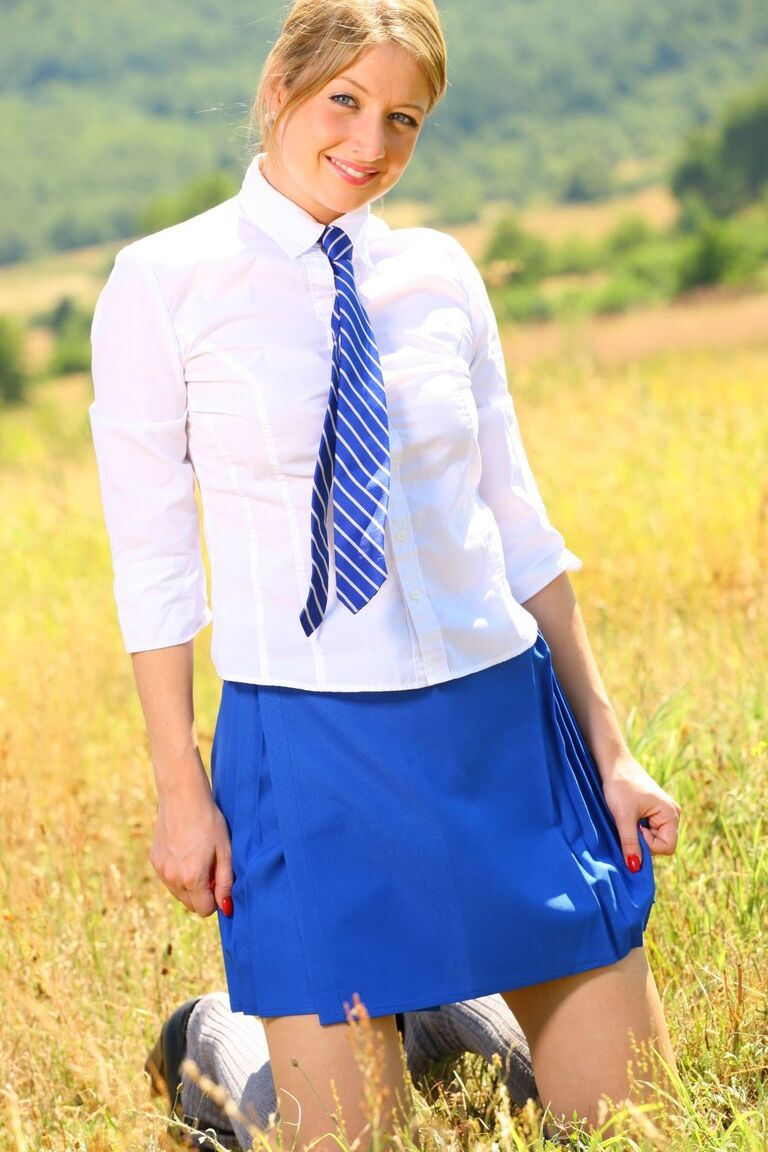 21P Cutie in Schuluniform Nikki F zieht sich oben ohne im Freien aus