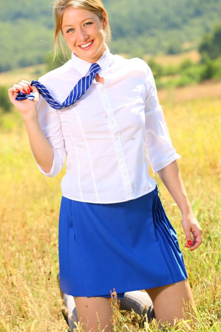 21P Cutie in Schuluniform Nikki F zieht sich oben ohne im Freien aus
