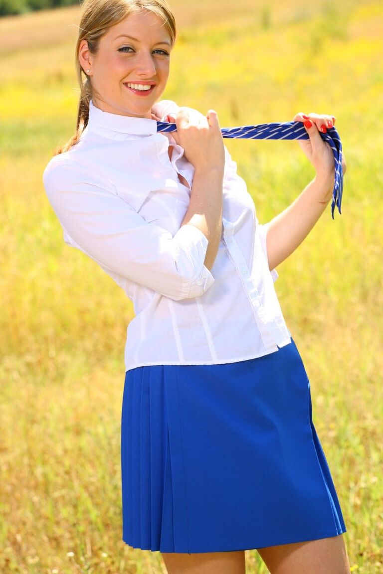 21P Cutie in Schuluniform Nikki F zieht sich oben ohne im Freien aus