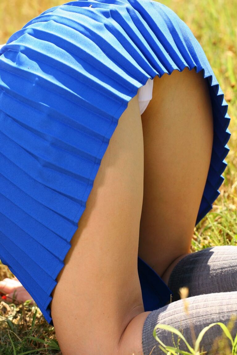 21P Cutie in Schuluniform Nikki F zieht sich oben ohne im Freien aus