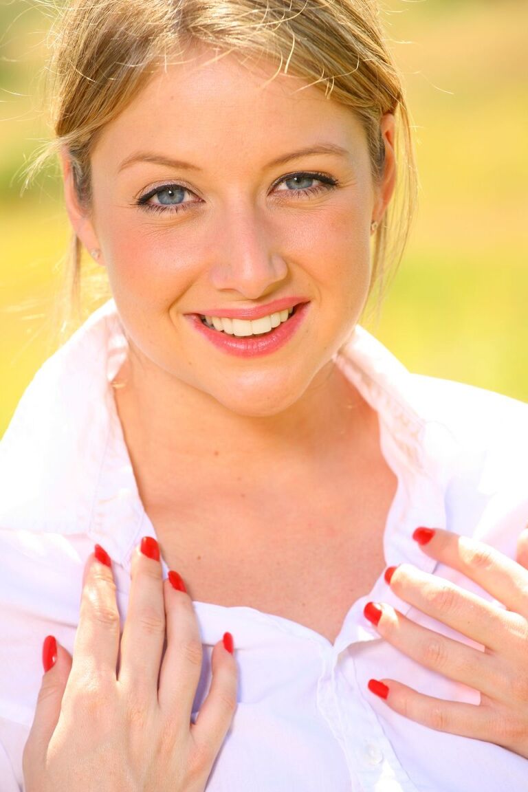 21P Cutie in Schuluniform Nikki F zieht sich oben ohne im Freien aus