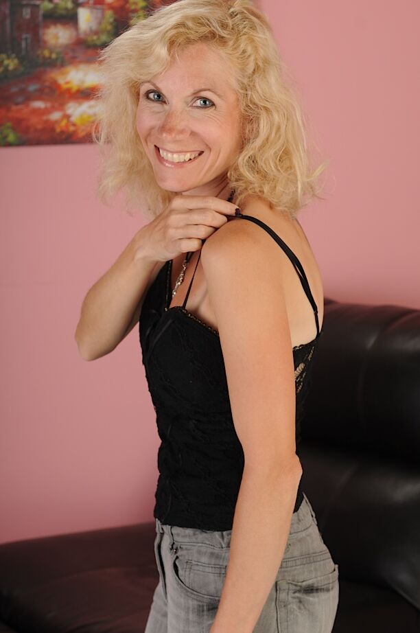 16P La blonde aux gros seins Shay Nollen se met nue et touche ses trous