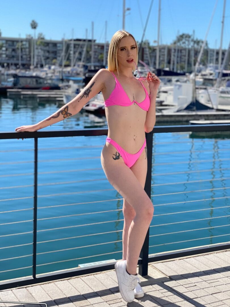 20P La joven rubia Marilyn Johnson modela en un puerto deportivo antes de comerle el culo y follar