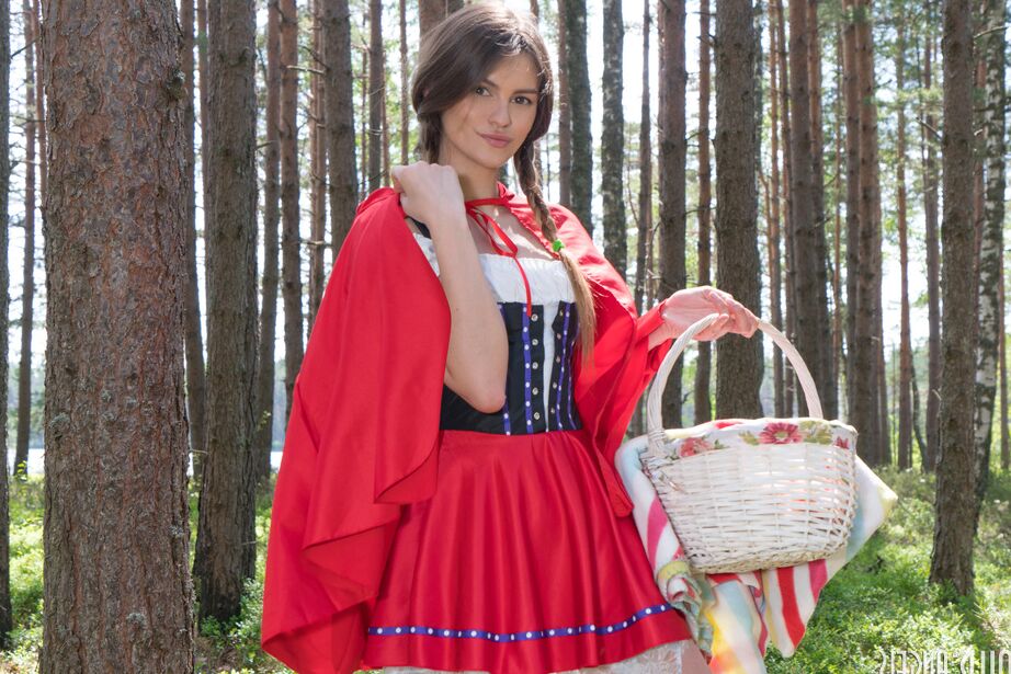 20P Adolescente mignonne et excitée posant dans sa tenue rouge, se déshabillant, se déshabillant