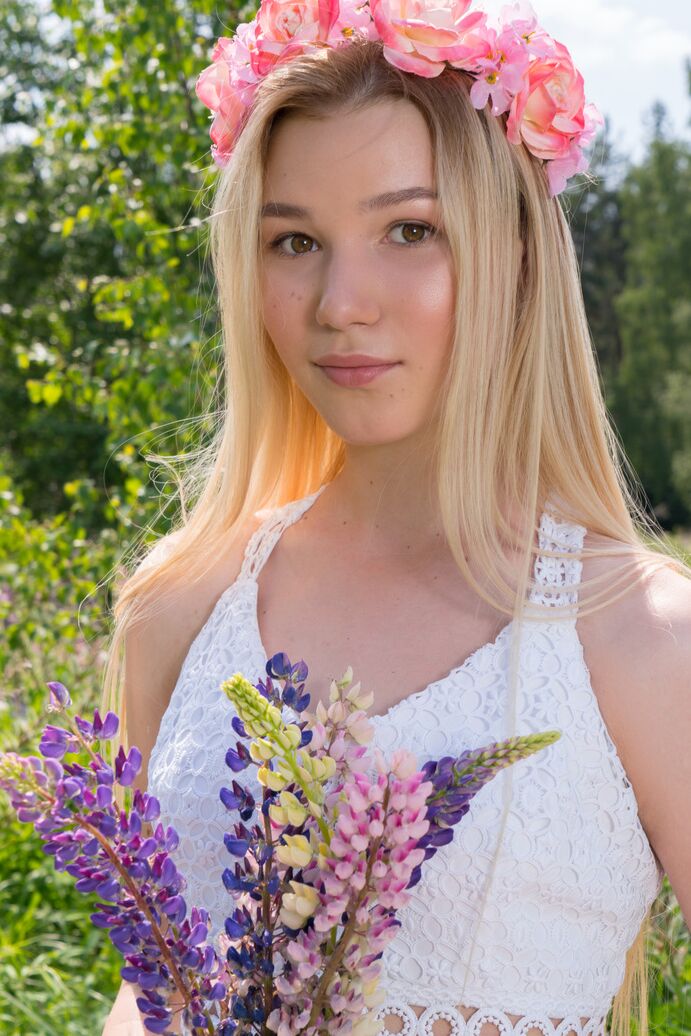 20P Junge Blondine trägt bei ihrem Nacktdebüt inmitten von Weidenröschen eine Blumenkrone