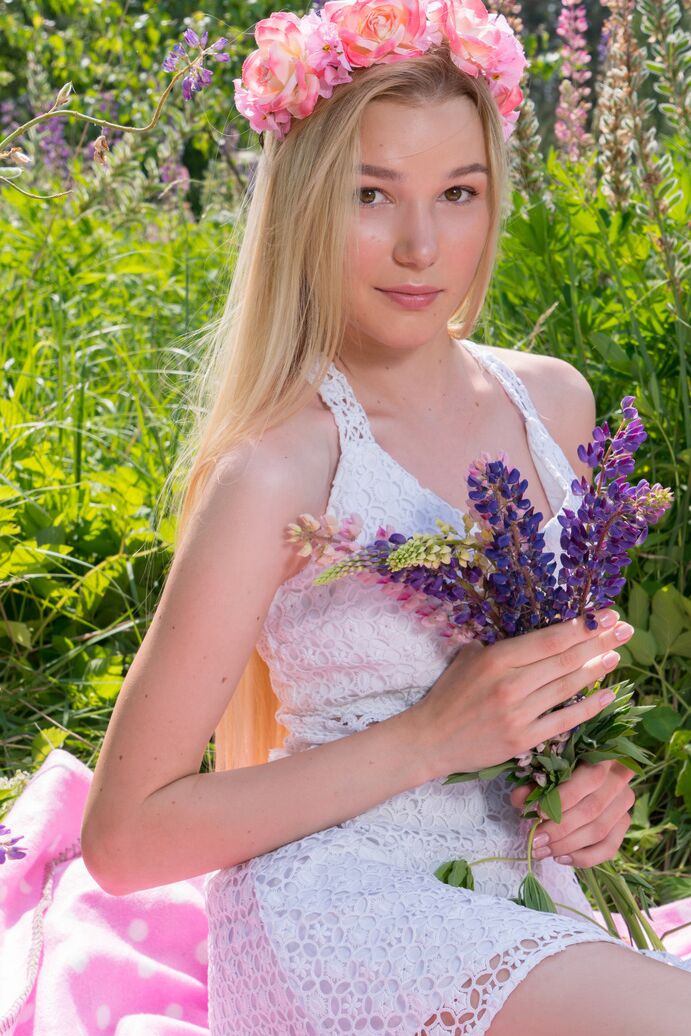 20P Junge Blondine trägt bei ihrem Nacktdebüt inmitten von Weidenröschen eine Blumenkrone