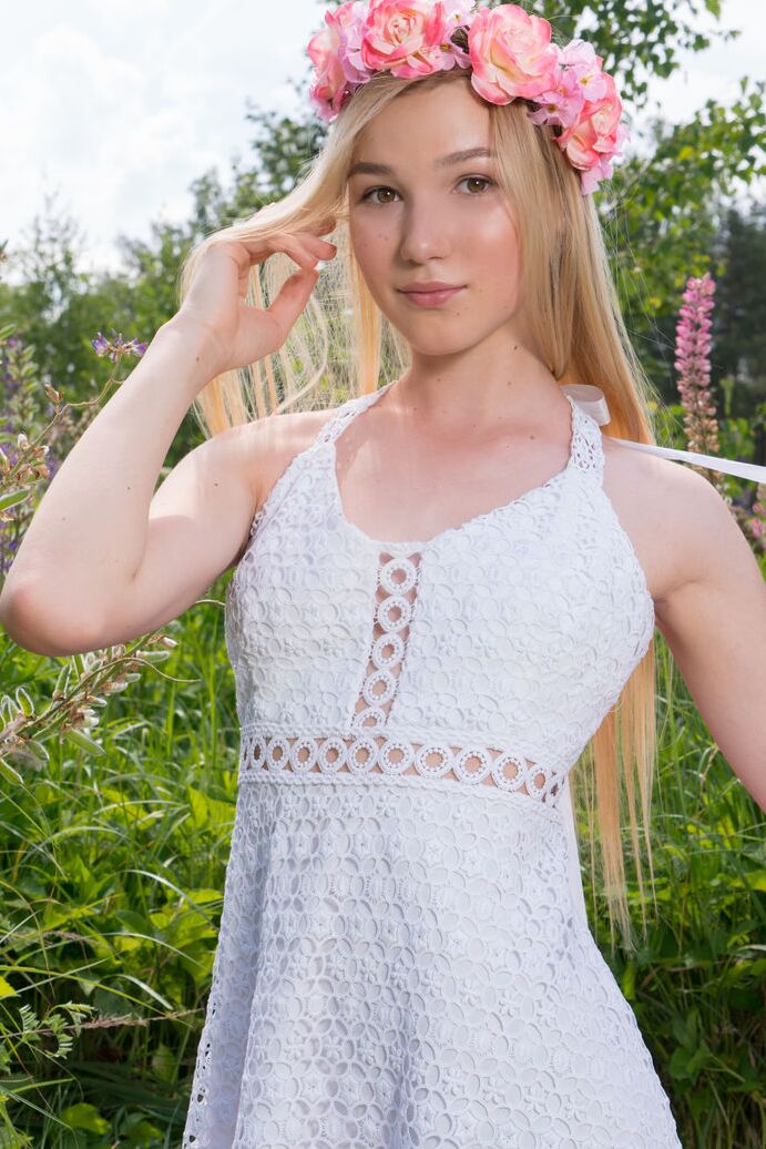 20P Junge Blondine trägt bei ihrem Nacktdebüt inmitten von Weidenröschen eine Blumenkrone