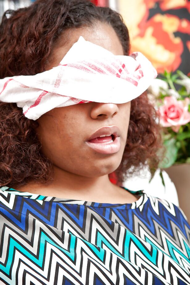 16P Black lesbian Nayomi is blindfolded by white lesbian Annabelle Lee